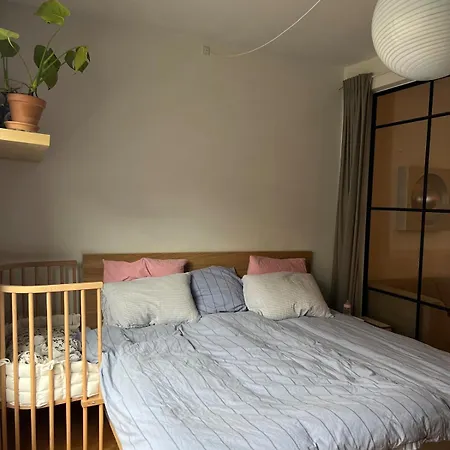 Apartmán Bright, Child-friendly, Balcony, 50 Meters From The Subway *